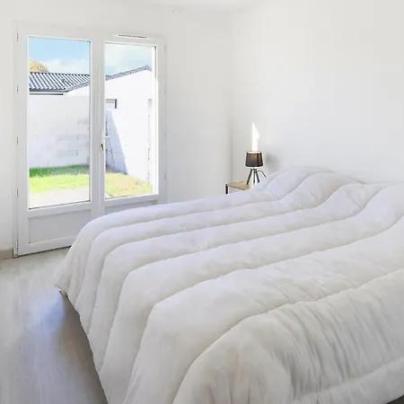 Gorgeous In Longeves With Kitchen Semesterbostad *