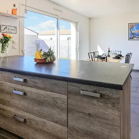 Gorgeous In Longeves With Kitchen Semesterbostad *