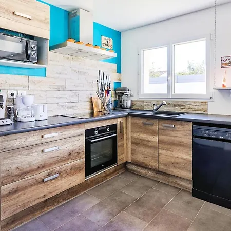 Gorgeous In Longeves With Kitchen *